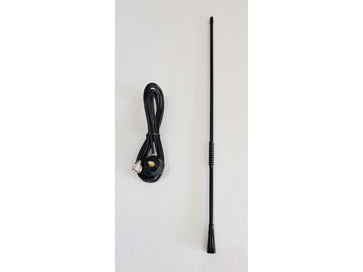 UHF Antenna w/ Base & Lead 4.5db